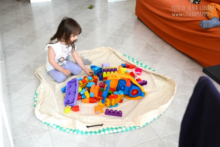 Il tappeto che diventa sacco porta giochi