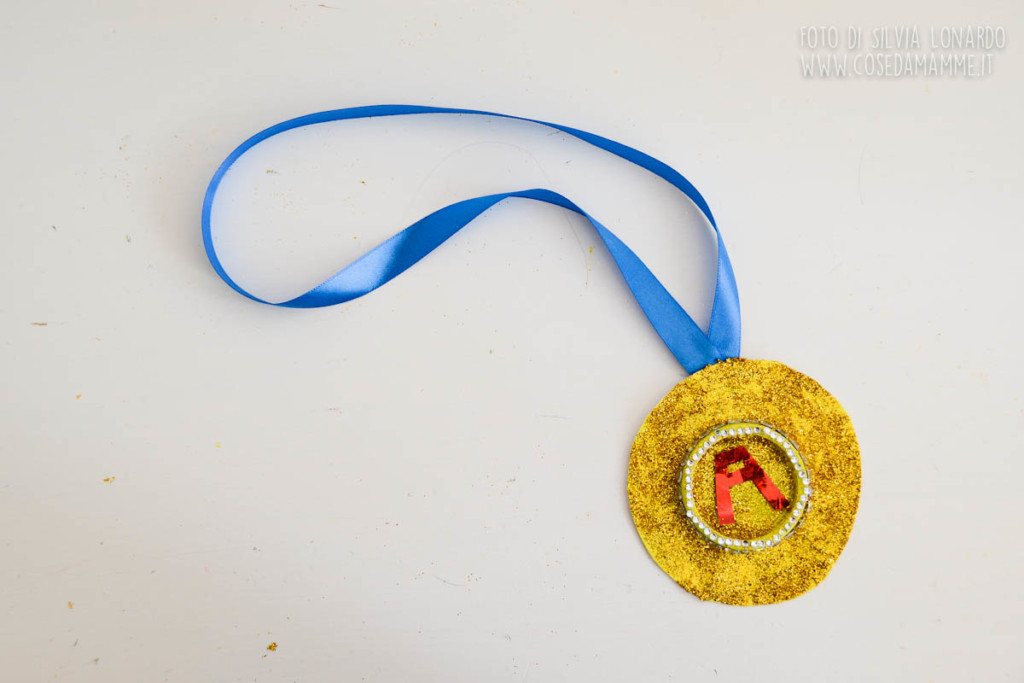 Lavoretto per bambini: Come costruire una medaglia d'oro!