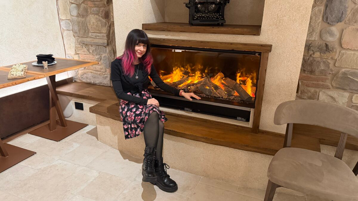 Planisium: il nuovo eno-bistrot segreto nel cuore di Roma 8 Planisium Roma: piano inferiore con caminetto