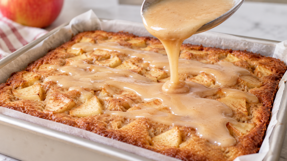 Blondies alle mele e cannella con glassa allo sciroppo d’acero 6 Blondies alle mele e cannella con glassa allo sciroppo d’acero