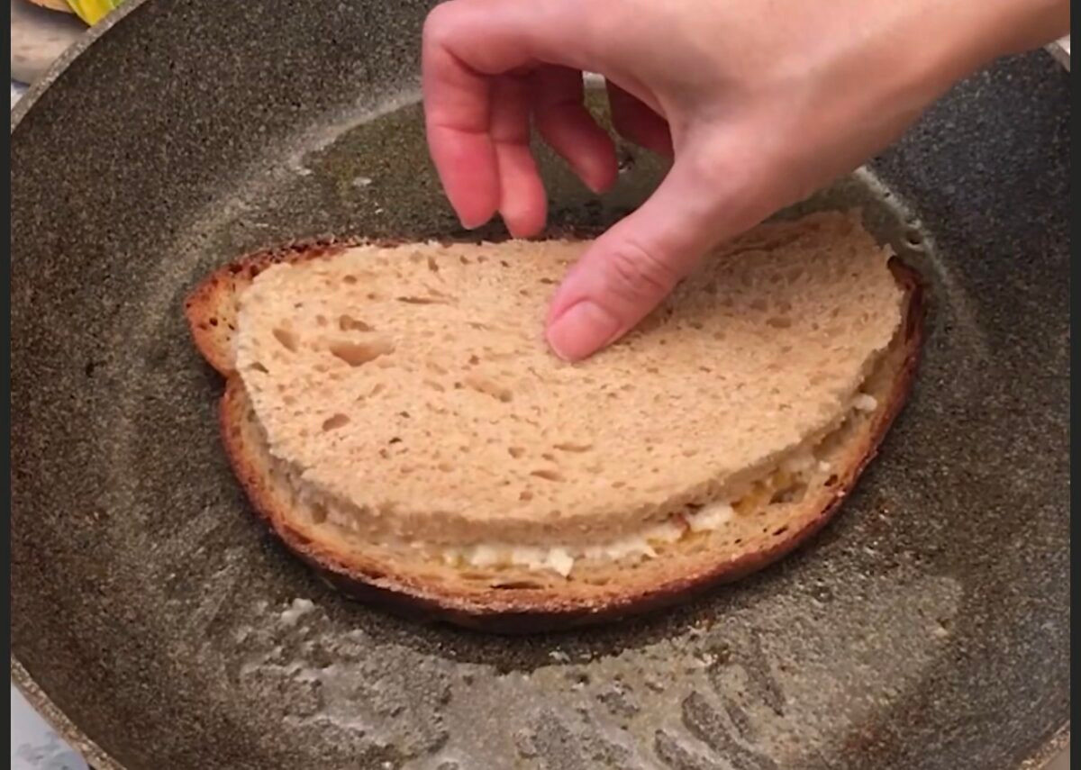Pane ripieno in padella: croccante fuori e filante dentro