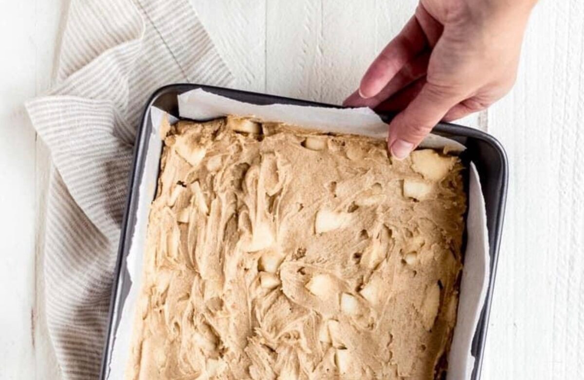 Blondies alle mele e cannella con glassa allo sciroppo d’acero 4 Blondies alle mele e cannella con glassa allo sciroppo d’acero
