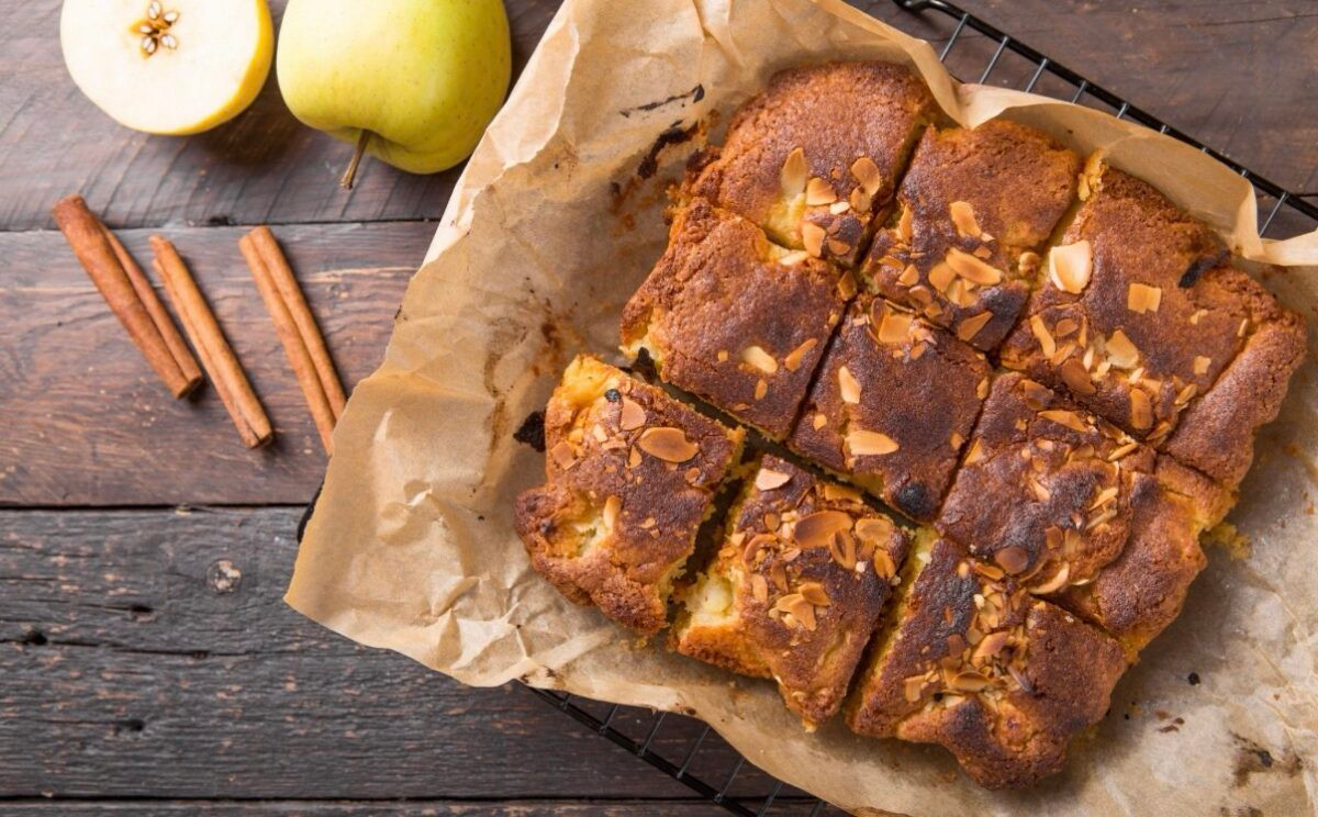 Blondies alle mele e cannella con glassa allo sciroppo d’acero 5 Blondies alle mele e cannella con glassa allo sciroppo d’acero